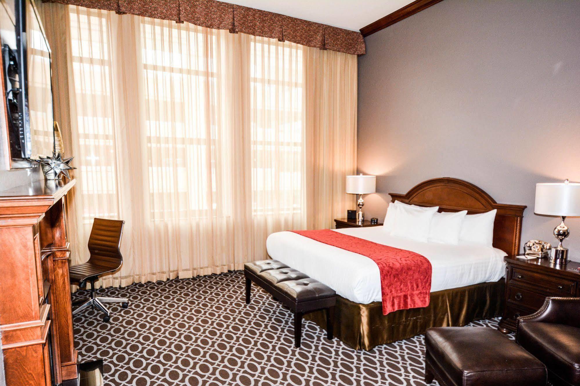Des Lux Hotel Де-Мойн Экстерьер фото